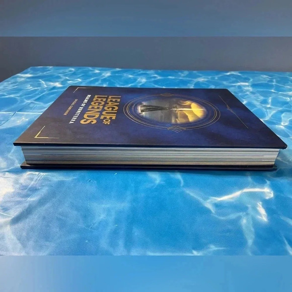 League of Legends - Realms of Runeterra Official Companion Book - Picture 7 of 8